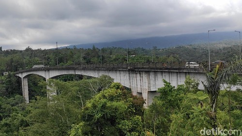 Situasi di Jembatan Tukad Bangkung, Petang, Badung, pasca insiden bunuh diri, Jumat (4/4/2025). (Agus Eka)