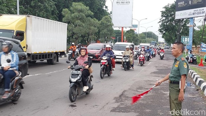 Situasi lalu lintas di jalur Pantura Cirebon