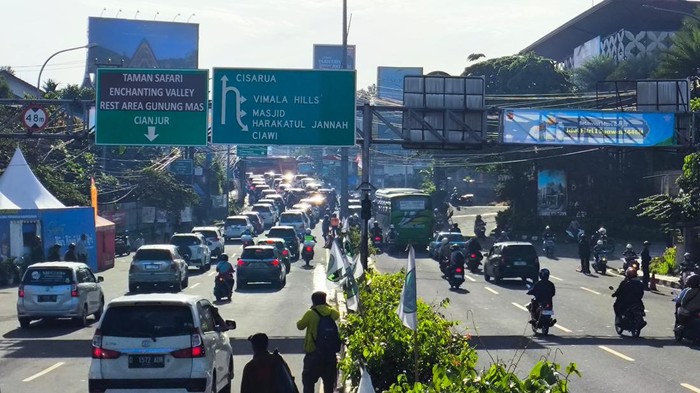 Situasi Puncak saat penerapan one way pagi ini, Jumat (4/4). (Rizky/detikcom)
