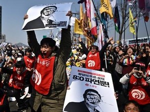 Pendemo Bersorak Usai Presiden Korsel Resmi Dimakzulkan, Pendukung Nangis