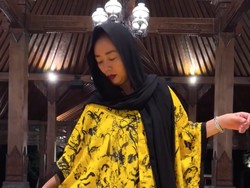 Gaya Unik Soimah saat Rayakan Idul Fitri, Pakai Gamis Dari Kain Sarung