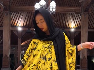 Gaya Unik Soimah saat Rayakan Idul Fitri, Pakai Gamis Dari Kain Sarung