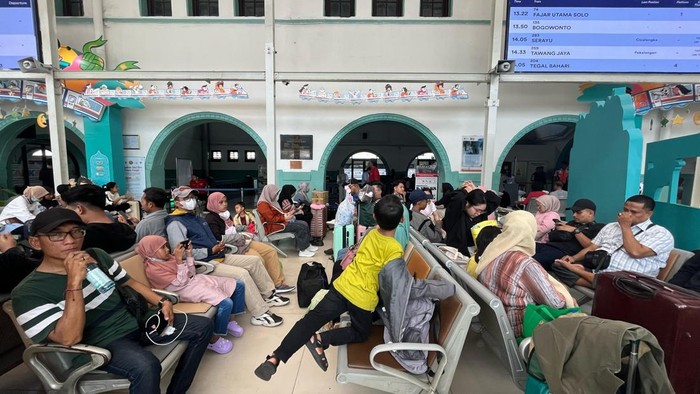 Stasiun Pasar Senen, Jakarta Pusat, Jumat (4/4/2025), terdapat sejumlah warga yang baru akan berangkat ke kampung halamannya pada H+4 lebaran.
