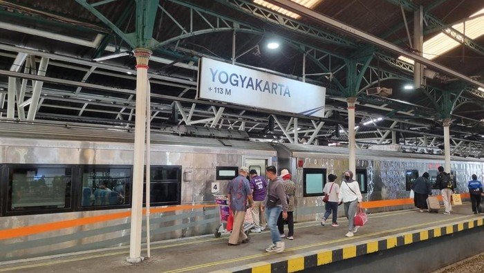 Suasana pemudik arus balik Lebaran di Stasiun Tugu Yogyakarta, Jumat (4/4/2025)