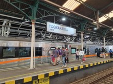 Kala Sepasang Mata Bola Berhenti Sambut Penumpang KA di Jogja