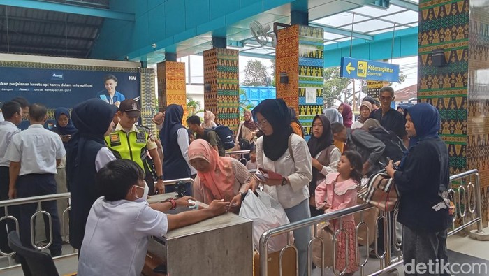 Suasana Stasiun Kertapati Palembang yang sudah dipadati pemudik
