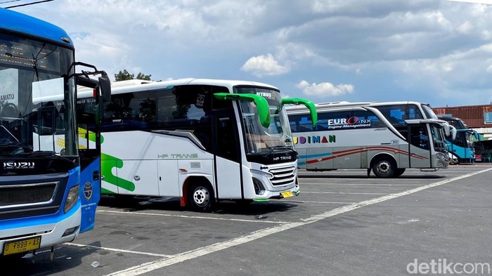 Suasana Terminal Cicaheum Bandung