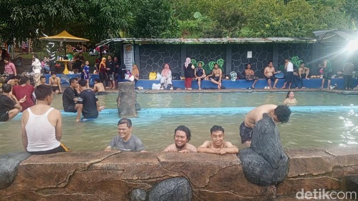 Suasana wisata pemandian air panas Cileungsing, Sumedang.