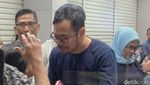 Momen dan Ekspresi Surya Sahetapy Setibanya di Rumah Duka