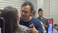 Surya Sahetapy baru tiba di Jakarta dari Amerika Serikat sekitar pukul 23.38 WIB. Foto: Pingkan/detikHOT
