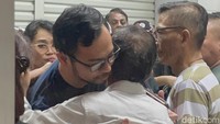 Pemakaman Ray Sahetapy menunggu kedatangan Surya Sahetapy. Foto: Pingkan/detikHOT