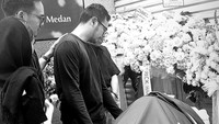 Surya Sahetapy memandangi jenazah Ray Sahetapy didampingi para saudaranya. Pengalaman ini rasanya sulit sekali untuk diuraikan bahkan dibayangkan melalui bahasa isyarat dan bahkan tulisan. Jaga kesehatan! ungkap Surya dalam unggahannya. Foto: dok. Instagram Merdi