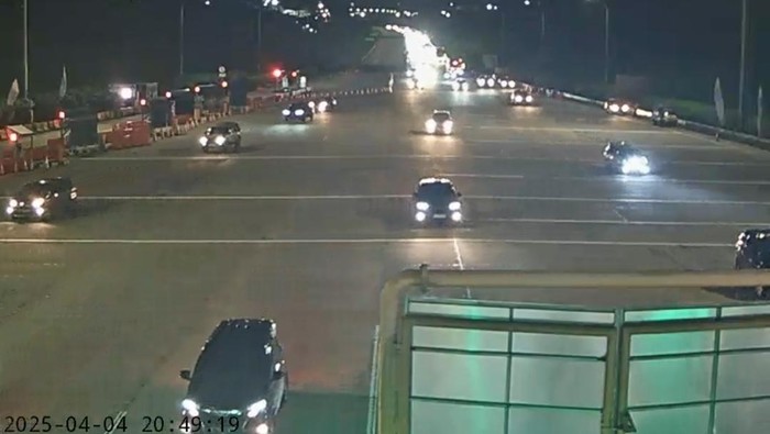 Tangkapan layar CCTV Travoy di Gate Kalikangkung Jumat (4/4/2025) pukul 20.49 WIB.