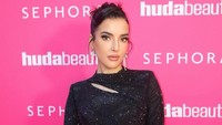 Pemilik nama asli Lulu Farassiya ini menyita perhatian usai diundang oleh beauty blogger dan pengusaha kosmetik ternama asal Amerika, Huda Kattan. Mereka bertemu di Paris. Foto: Instagram tasyafarasya