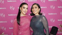 Sebelumnya sudah terlihat momen akrab Tasya dan pemilik merek Huda Beauty tersebut di media sosial. Mereka terlihat saling memuji kecantikan masing-masing. Foto: Instagram tasyafarasya