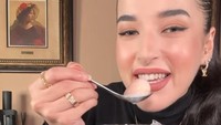 Bulan puasa kemarin, wanita 32 tahun ini menunjukkan resep soda gembira ala dirinya. Ada tambahan buah leci dan kental manis yang bikin rasanya legit. Foto: Instagram tasyafarasya