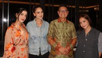 Tasya menghadiri jamuan makan resmi bersama pemilik merek kosmetik lokal, Nagita Slavina dan Luna Maya. Mereka berbincang dengan pihak BPOM. Foto: Instagram tasyafarasya