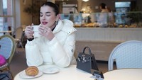 Tasya mengunjungi Seoul, Korea Selatan pertama kali saat musim dingin. Ia menghangatkan diri dengan minuman hangat dan makan croissant. Foto: Instagram tasyafarasya