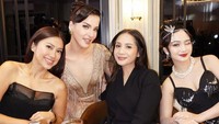 Pembukaan restoran Golden Black milik Tasya semakin meriah dengan kehadiran teman-teman artis. Restoran ini berlokasi di Cipete. Foto: Instagram tasyafarasya