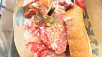 Jalan-jalan ke Jepang, Tasya mencicipi lobster sandwich yang terlihat enak. Dagingnya pun terlihat tebal-tebal. Foto: Instagram tasyafarasya
