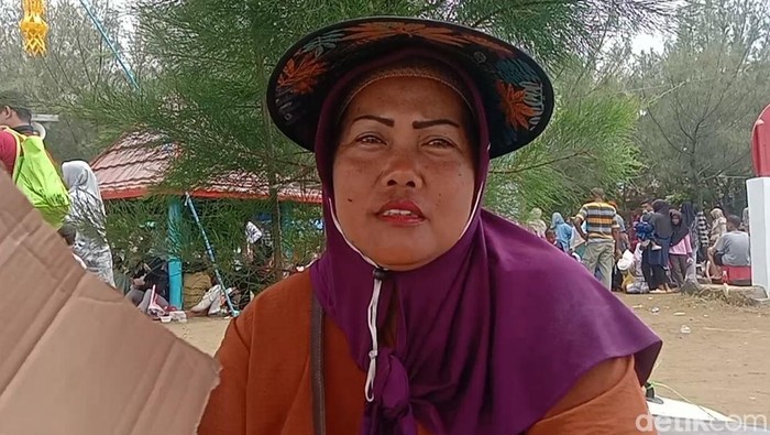 Tati penjual jasa sewa ban renang di Pantai Bali 2 Indramayu