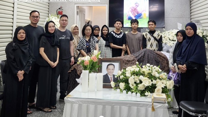 Teater Mantuli melayar ke rumah duka Ray Sahetapy.