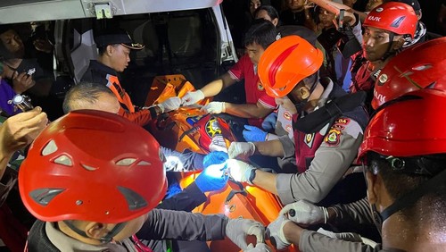 Tim gabungan mengevakuasi jasad KMS yang tewas diduga bunuh diri di Jembatan Tukad Bangkung, Badung, Kamis (3/4/2025) malam.