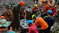 Petugas SAR gabungan berhasil menemukan lokasi kendaraan yang terempas longsor di Jalur Pacet-Cangar. Evakuasi korban dilakukan. (Foto: Istimewa/dok. Basarnas Kota Surabaya)