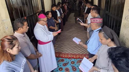 Uskup Labuan Bajo, Mgr Maksimus Regus, memimpin ibadah jalan salib di rutan Polres Manggarai Barat,  Jumat (4/4/2025) siang. (Dok. Humas Polres Manggarai Barat)