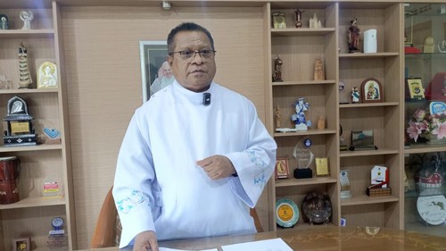 Vikjen Keuskupan Agung Kupang, RD Krispinus Saku, saat ditemui awak media di Istana Keuskupan Agung Kupang, Jumat (4/4/2025). (Simon Selly/detikBali)