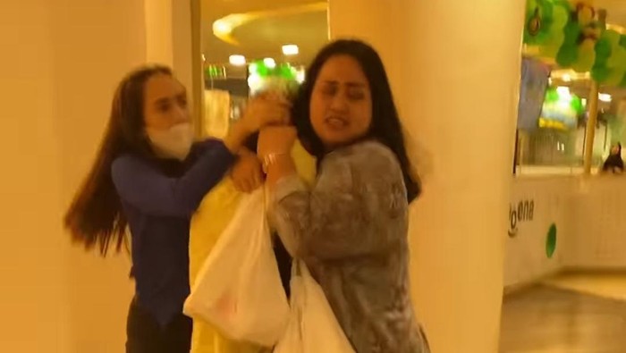 Viral anggota Polda Sulsel dilabrak istri jalan bareng wanita lain di mal Makassar.