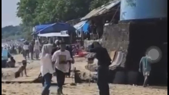 Viral seorang wisatawan bayar Rp 5 ribu usai melewati jembatan bambu di Pantai Carita. (dok.Istimewa)