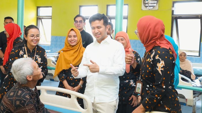 Wagub Jatim saat bercengkerama dengan lansia di panti wreda di Pasuruan.