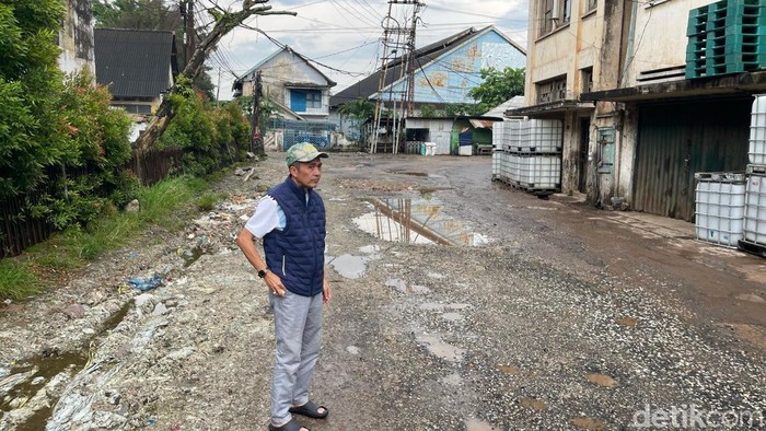 Wali Kota Palembang Ratu Dewa meninjau jalan rusak di kawasan Pasar 16 Ilir Palembang