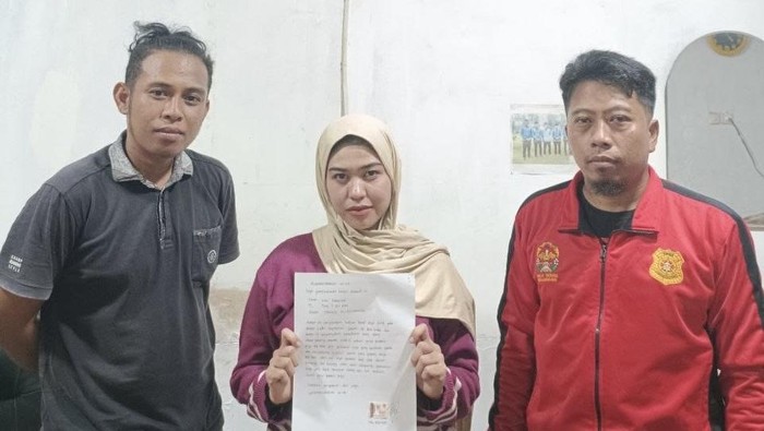Wanita berinisial NR (tengah) diamankan Satpol PP usai kedapatan mengenakan seragam Satpol sambil merokok. Dokumen Istimewa