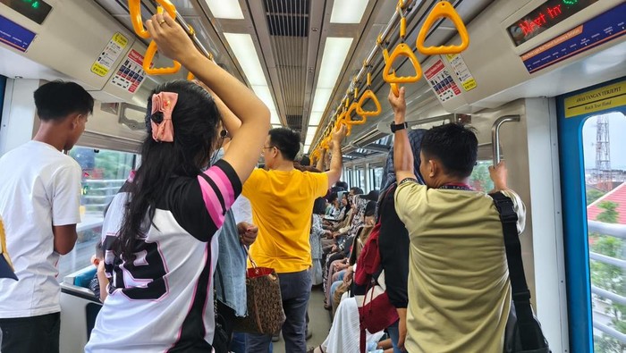 Warga ramai naik LRT di momen libur Lebaran