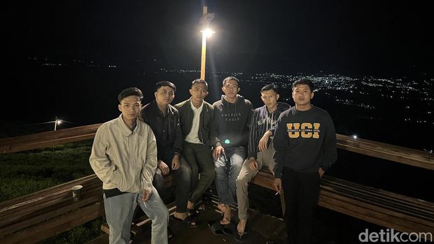 Wisata Bukit Tungguan di Pagar Alam, Sumsel. Tempat ini menjadi spot menarik saat malam hari.