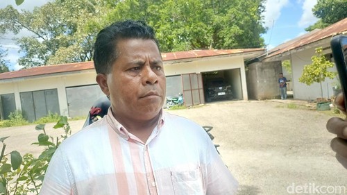 Yoseph S. Meko (52) saat memberikan keterangan di Istana Keuskupan Agung Kupang. Foto: Simon Selly/detikBali.