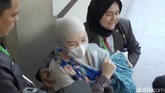 Zaskia Gotik pulang dari rumah sakit usai melahirkan.