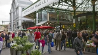 Jalan-jalan ke London, Inggris, jangan lupa mampir ke Borough Market yang sudah berdiri selama lebih dari 1.000 tahun. Aneka makanan tradisional Inggris dan menu internasional bisa dicicipi. Foto: MSN