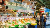 Pike Place Market berlokasi di Seattle, Amerika Serikat. Pasar ini terkenal menjual bahan-bahan makanan segar, ikan, dan barang kerajinan lokal. Foto: MSN