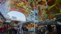 Kalau ini Rotterdam Markthal di Belanda. Aristektur modernnya banyak dipuji indah karena menggabungkan konsep pasar makanan dengan ruang hunian dalam bangunan bentuk tapal kuda. Foto: MSN