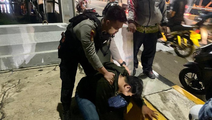 Aksi percobaan bunuh diri di Jembatan Kapuas I dicegah dua personel Polri di Kalbar.