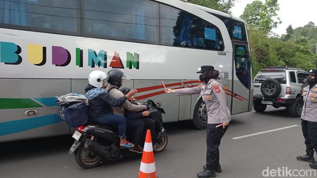 Aksi polwan bagi-bagi coklat.
