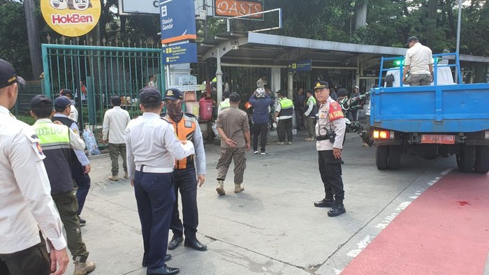 Aparat TNI-Polri dan Pemprov Jakarta menertibkan parkir liar di area Monas. Puluhan kendaraan parkir sembarangan diderek dan juru parkir liar diamankan. (dok Ist)