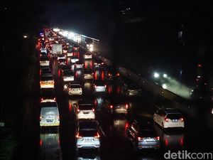 Lalin dari Bandung ke Jakarta Dialihkan Via Tol Japek II Selatan Malam Ini