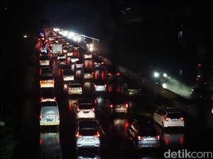 Puncak Arus Balik, Kendaraan Padati Tol Cipularang Arah Jakarta