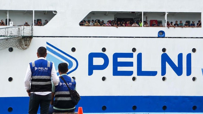 Penumpang KM Dorolonda berjalan setibanya di Pelabuhan Semayang Balikpapan, Kalimantan Timur, Sabtu (5/4/2025). PT Pelni (Persero) Cabang Balikpapan menyebutkan bahwa KM Dorolonda yang tiba dari Sulawesi Tengah itu mengangkut 2.002 penumpang dan diprediksikan jumlah kedatangan penumpang akan terus bertambah di Balikpapan hingga puncak arus balik Lebaran yaitu pada 8-10 April 2025. ANTARA FOTO/Aditya Nugroho/mrh/YU