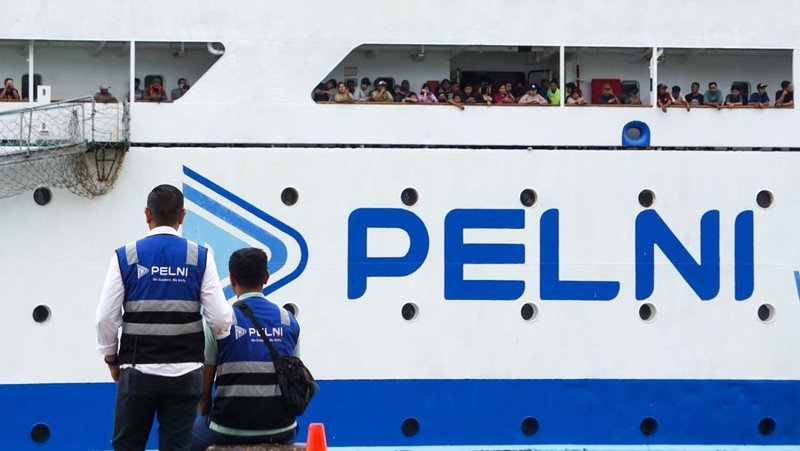 Penumpang KM Dorolonda berjalan setibanya di Pelabuhan Semayang Balikpapan, Kalimantan Timur, Sabtu (5/4/2025). PT Pelni (Persero) Cabang Balikpapan menyebutkan bahwa KM Dorolonda yang tiba dari Sulawesi Tengah itu mengangkut 2.002 penumpang dan diprediksikan jumlah kedatangan penumpang akan terus bertambah di Balikpapan hingga puncak arus balik Lebaran yaitu pada 8-10 April 2025. ANTARA FOTO/Aditya Nugroho/mrh/YU