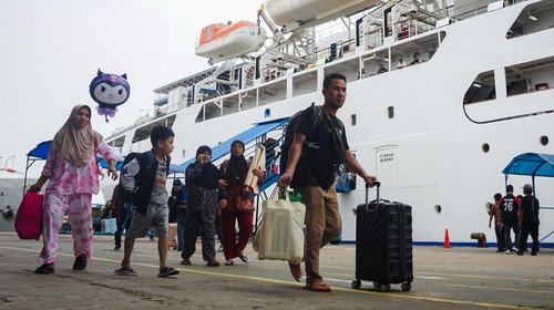 Penumpang KM Dorolonda berjalan setibanya di Pelabuhan Semayang Balikpapan, Kalimantan Timur, Sabtu (5/4/2025). PT Pelni (Persero) Cabang Balikpapan menyebutkan bahwa KM Dorolonda yang tiba dari Sulawesi Tengah itu mengangkut 2.002 penumpang dan diprediksikan jumlah kedatangan penumpang akan terus bertambah di Balikpapan hingga puncak arus balik Lebaran yaitu pada 8-10 April 2025. ANTARA FOTO/Aditya Nugroho/mrh/YU
